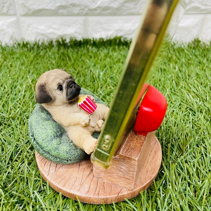 スマホスタンド 卓上 犬 おもしろ 動物 テレビを見るパグ アニマル かわいい置物 おしゃれ スマホホルダー  woobia ウービア |  | 08