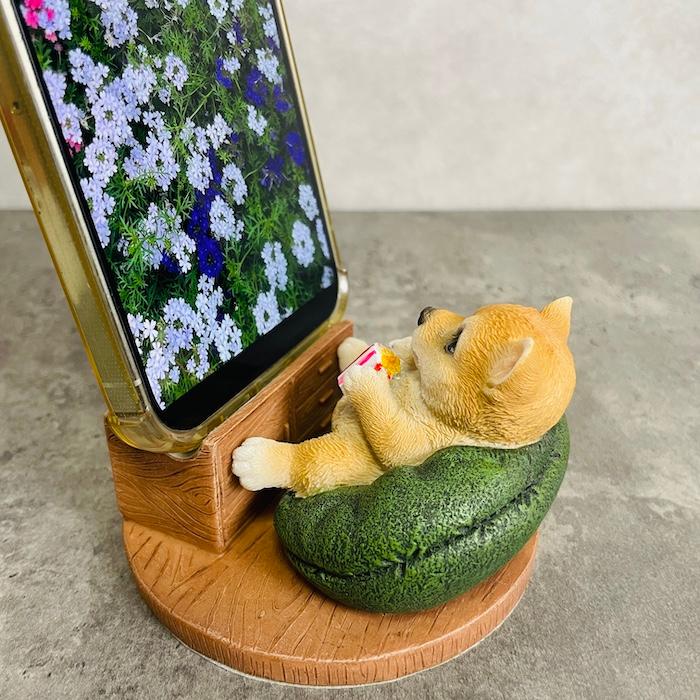 スマホスタンド 卓上 犬 おもしろ 動物 テレビを見る柴犬 置物 かわいい おしゃれ 写真立て スマホホルダー woobia ウービア |  | 01