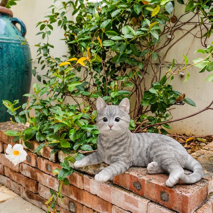 置物 動物 かわいい 横たわるサバトラ猫 ネコ 横幅34cm woobia