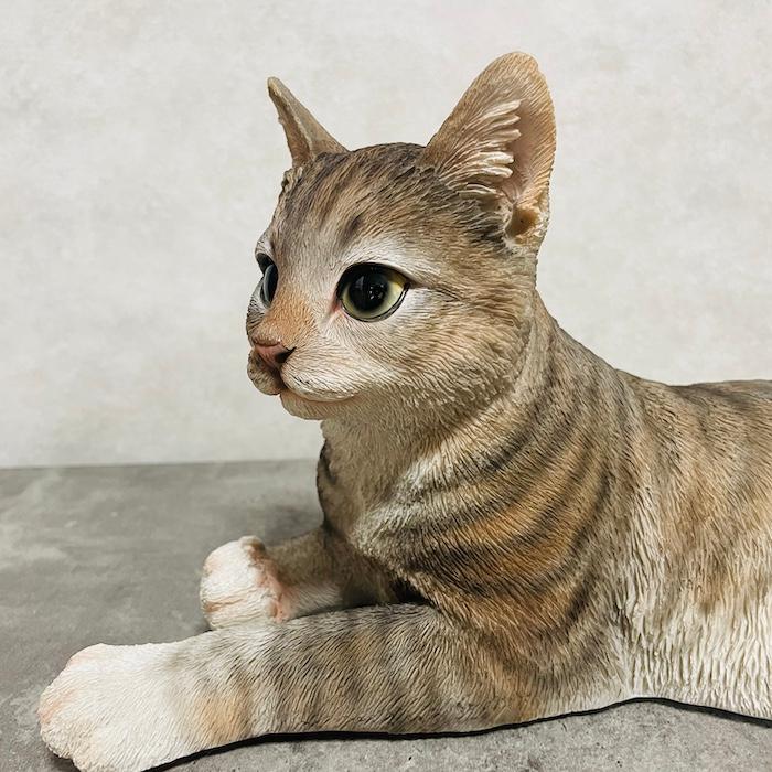 置物 猫 動物 かわいい 横たわるサバトラ猫 ネコ 高さ17cm woobia