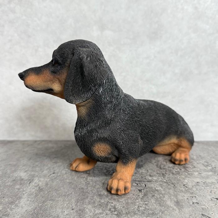 置物 犬 かわいい 動物 玄関 お座りダックスフンド ブラックタン