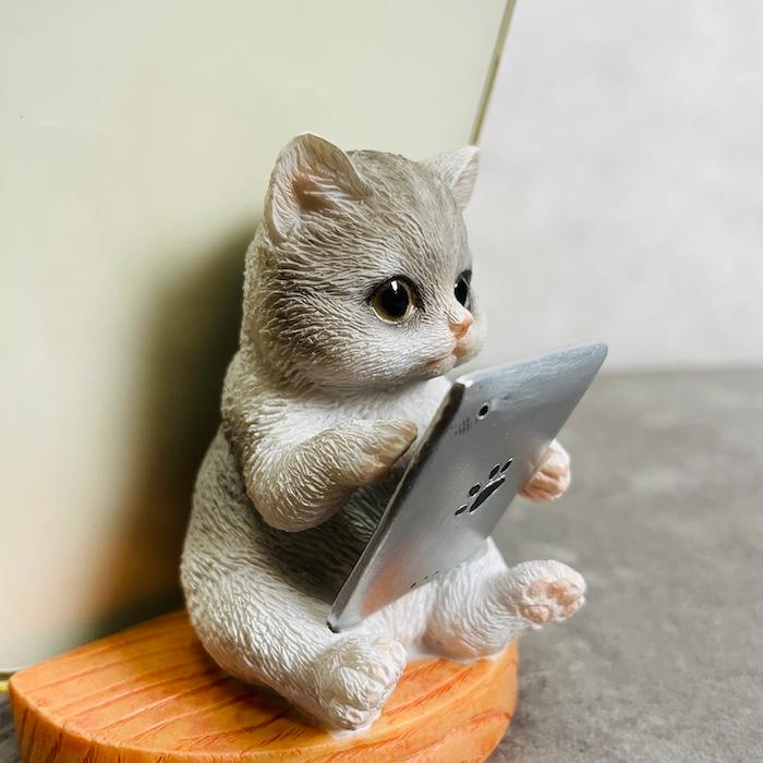 スマホスタンド 卓上 猫 おもしろ 動物 タブレットを見るサバトラ猫