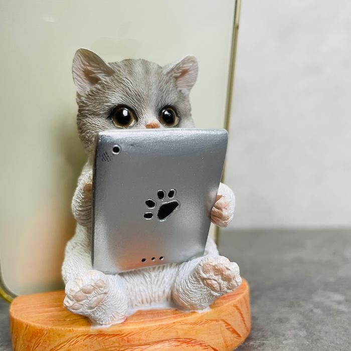 スマホスタンド 卓上 猫 おもしろ 動物 タブレットを見るサバトラ猫