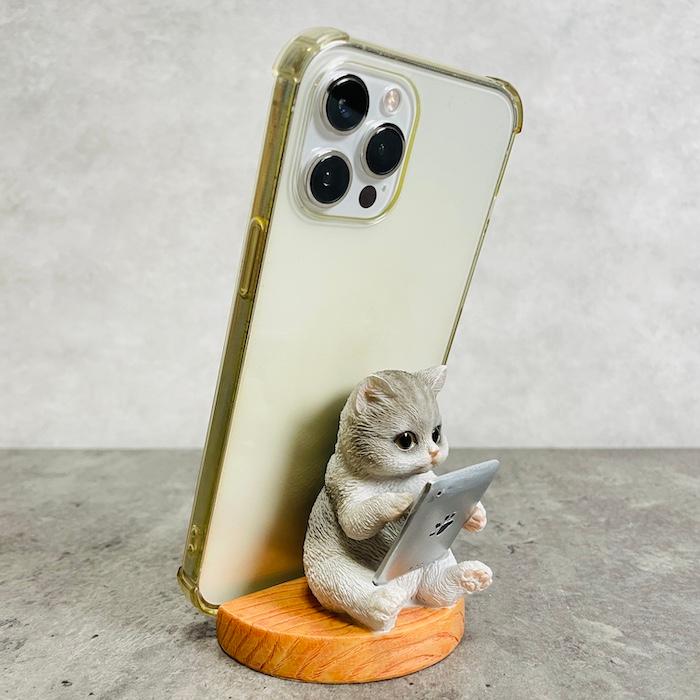 スマホスタンド 卓上 猫 おもしろ 動物 タブレットを見るサバトラ猫