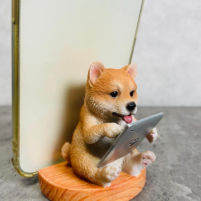 スマホスタンド 卓上 犬 おもしろ 動物 タブレットを見る柴犬 イヌ 置物 かわいい おしゃれ 写真立て スマホホルダー woobia ウービア |  | 02