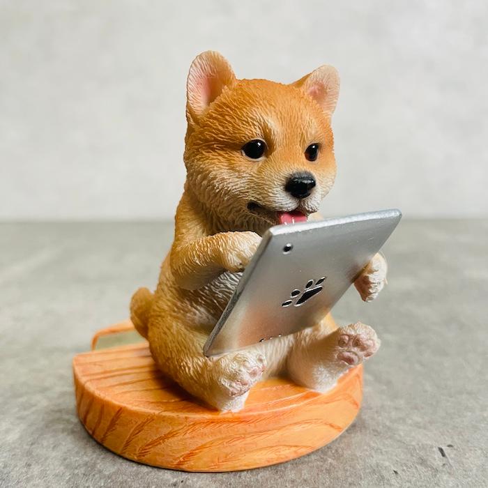 スマホスタンド 卓上 犬 おもしろ 動物 タブレットを見る柴犬 イヌ 置物 かわいい おしゃれ 写真立て スマホホルダー woobia ウービア |  | 03