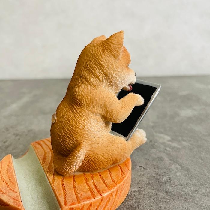 スマホスタンド 卓上 犬 おもしろ 動物 タブレットを見る柴犬 イヌ 置物 かわいい おしゃれ 写真立て スマホホルダー woobia ウービア |  | 04