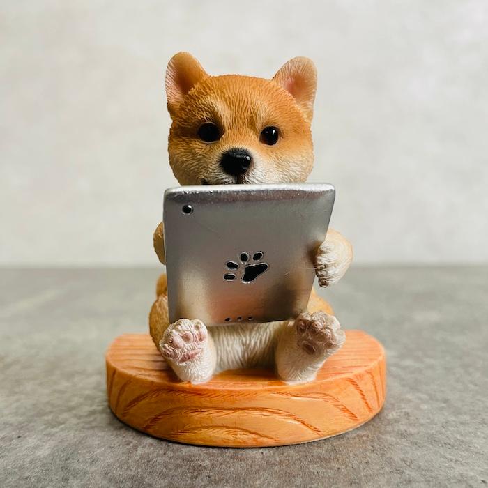 スマホスタンド 卓上 犬 おもしろ 動物 タブレットを見る柴犬 イヌ 置物 かわいい おしゃれ 写真立て スマホホルダー woobia ウービア |  | 06