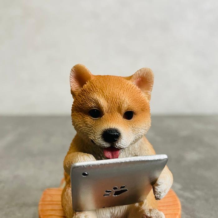 スマホスタンド 卓上 犬 おもしろ 動物 タブレットを見る柴犬 イヌ 置物 かわいい おしゃれ 写真立て スマホホルダー woobia ウービア |  | 07