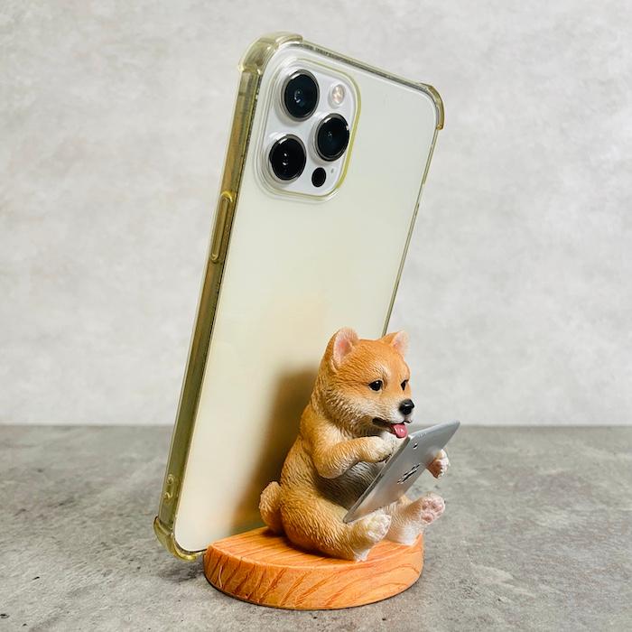 スマホスタンド 卓上 犬 おもしろ 動物 タブレットを見る柴犬 イヌ 置物 かわいい おしゃれ 写真立て スマホホルダー woobia ウービア |  | 01