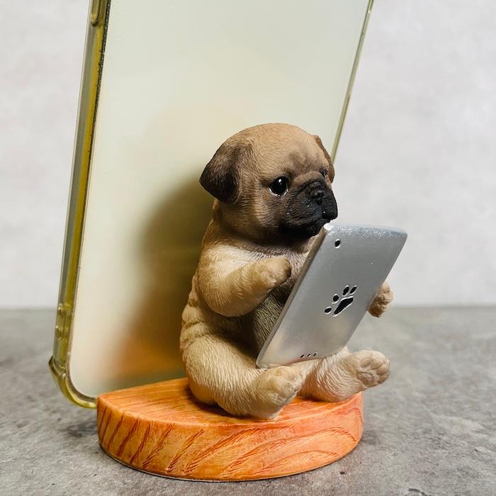 スマホスタンド 卓上 犬 おもしろ 動物 タブレットを見るパグ イヌ 置物 かわいい おしゃれ 写真立て スマホホルダー woobia ウービア |  | 01