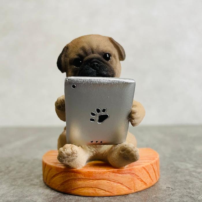 スマホスタンド 卓上 犬 おもしろ 動物 タブレットを見るパグ イヌ 置物 かわいい おしゃれ 写真立て スマホホルダー woobia ウービア |  | 02