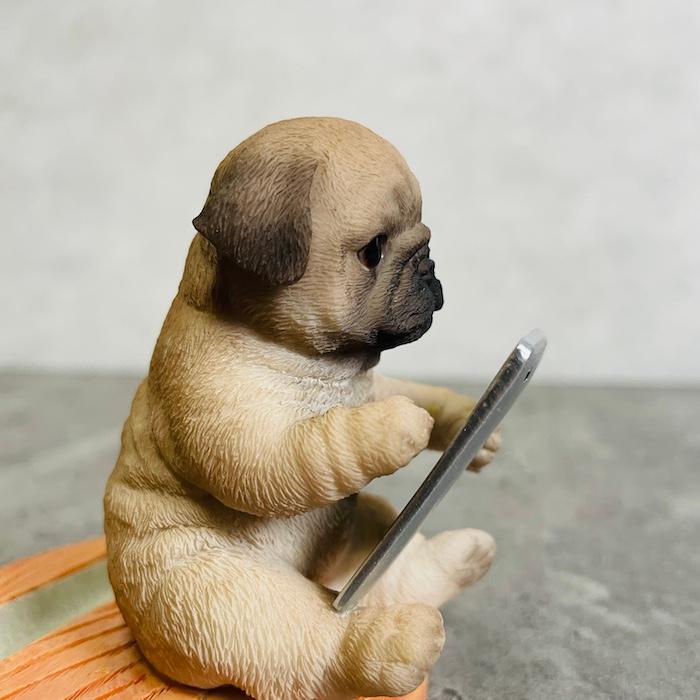 スマホスタンド 卓上 犬 おもしろ 動物 タブレットを見るパグ イヌ 置物 かわいい おしゃれ 写真立て スマホホルダー woobia ウービア |  | 06
