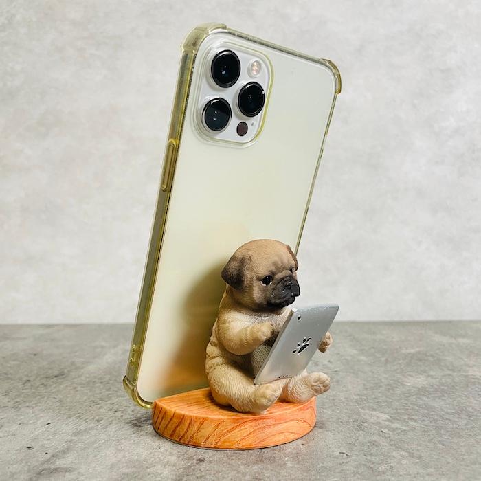 スマホスタンド 卓上 犬 おもしろ 動物 タブレットを見るパグ イヌ 置物 かわいい おしゃれ 写真立て スマホホルダー woobia ウービア |  | 08