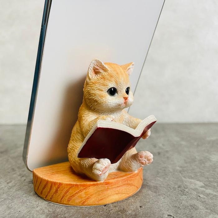 スマホスタンド 卓上 猫 おもしろ 動物 本を見る茶トラ猫 ネコ 置物