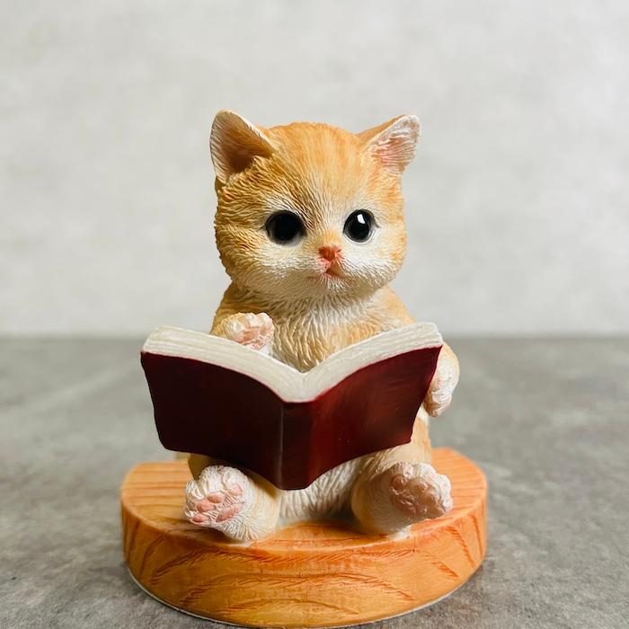 スマホスタンド 卓上 猫 おもしろ 動物 本を見る茶トラ猫 ネコ 置物