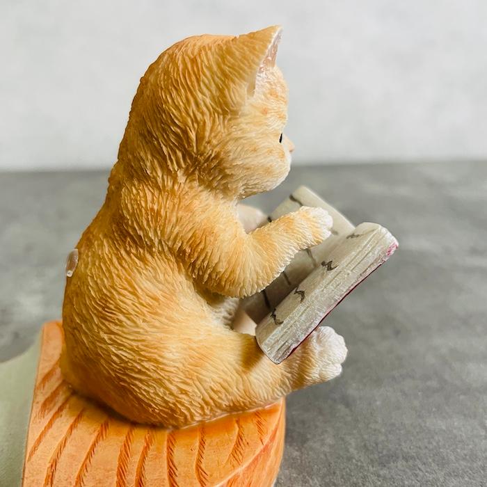 スマホスタンド 卓上 猫 おもしろ 動物 本を見る茶トラ猫 ネコ 置物
