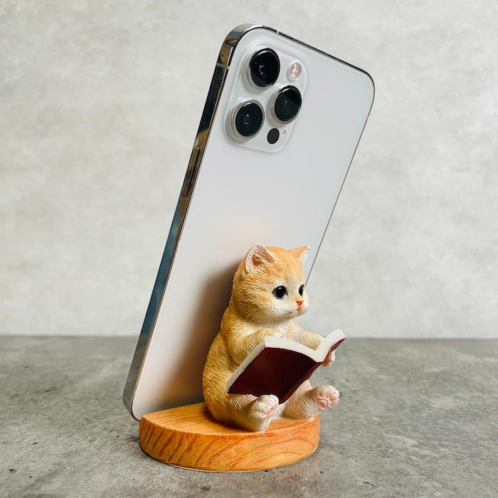 スマホスタンド 卓上 猫 おもしろ 動物 本を見る茶トラ猫 ネコ 置物
