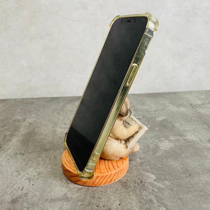 スマホスタンド 卓上 犬 おもしろ 動物 本を見るパグ 置物 トイレ かわいい おしゃれ 写真立て スマホホルダー woobia ウービア |  | 01