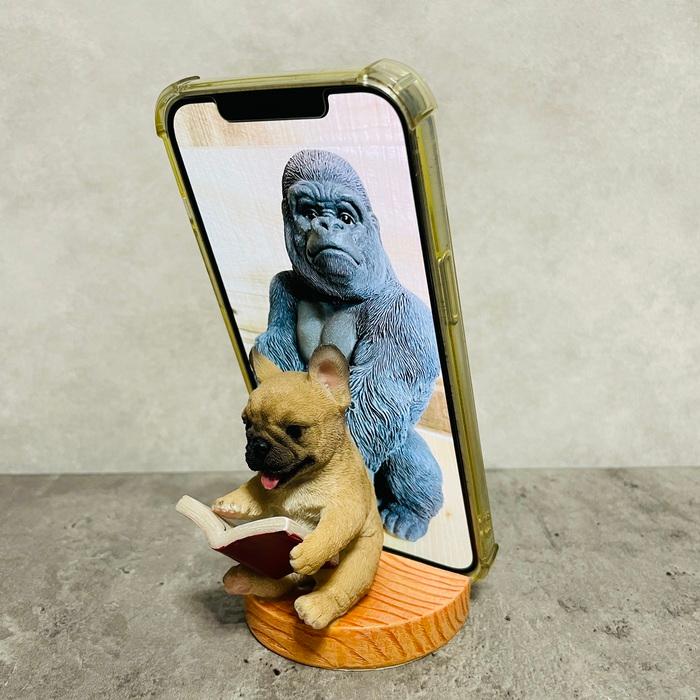 スマホスタンド 卓上 犬 おもしろ 動物 本を見るフレンチブルドッグ 置物 おしゃれ リアル スマホホルダー  woobia ウービア |  | 01