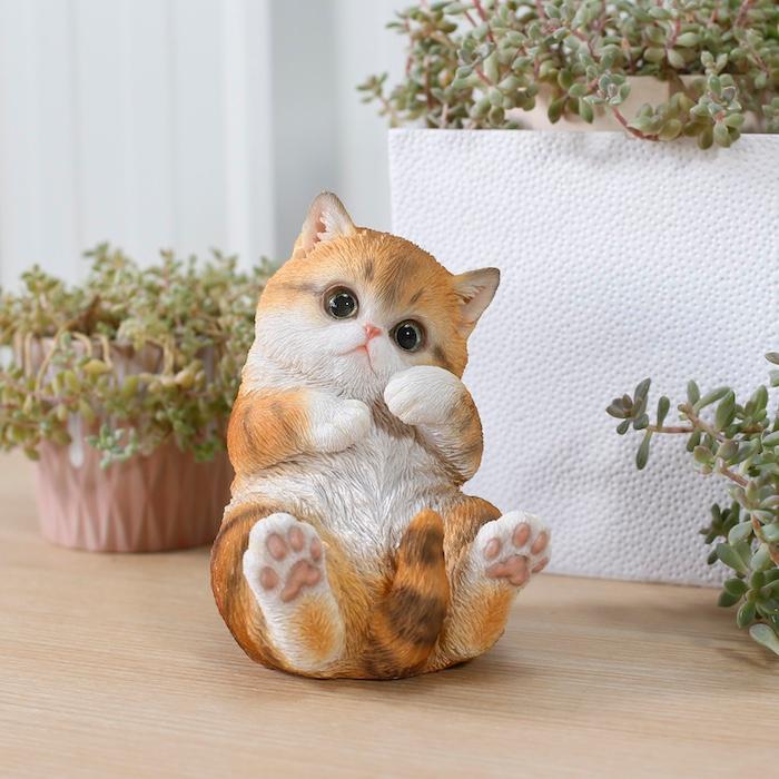 置物 動物 かわいい 顔をさわるキジトラ白猫 ネコ 高さ16cm woobia