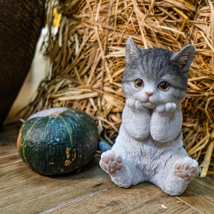 置物 動物 かわいい 頬杖をつくサバトラ白猫 ネコ 高さ17cm woobia