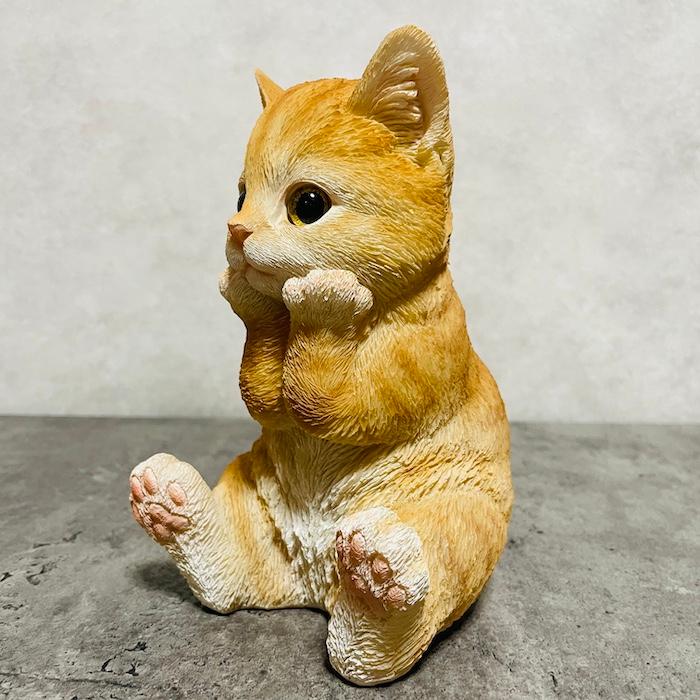 置物 猫 かわいい 動物 玄関 頬杖をつく茶トラ猫 じゃれる茶トラ子猫