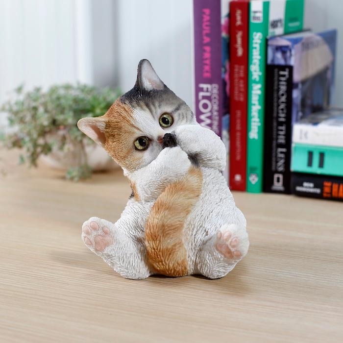 置物 動物 かわいい しっぽで遊ぶ三毛猫 ネコ 高さ17.8cm woobia おしゃれ 大きい 玄関 インテリア ガーデン オブジェ |  | 07