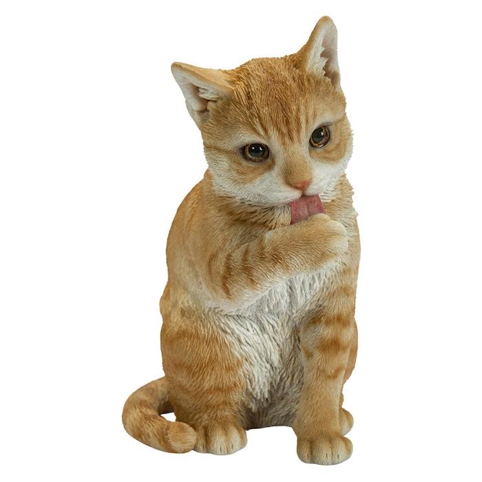 置物 猫 動物 かわいい 前足をなめる茶トラ猫 ネコ 高さ24cm woobia