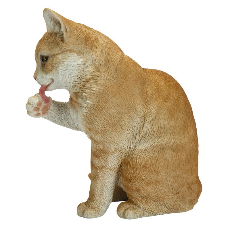 置物 猫 動物 かわいい 前足をなめる茶トラ猫 ネコ 高さ24cm woobia