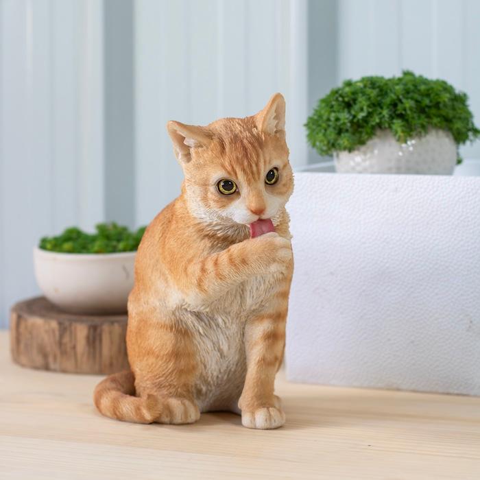 置物 猫 動物 かわいい 前足をなめる茶トラ猫 ネコ 高さ24cm woobia