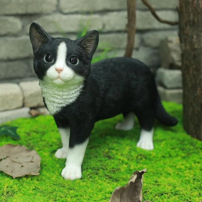 置物 動物 見上げるハチワレ黒白猫 ねこ 高さ26cm woobia おしゃれ