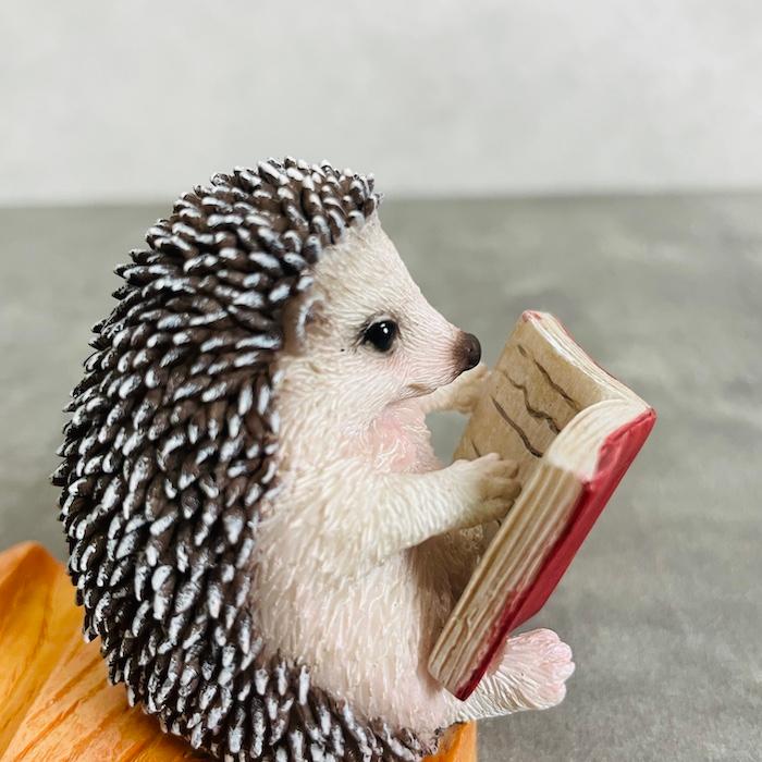 スマホスタンド 卓上 おもしろ 動物 本を見るハリネズミ 置物 かわいい