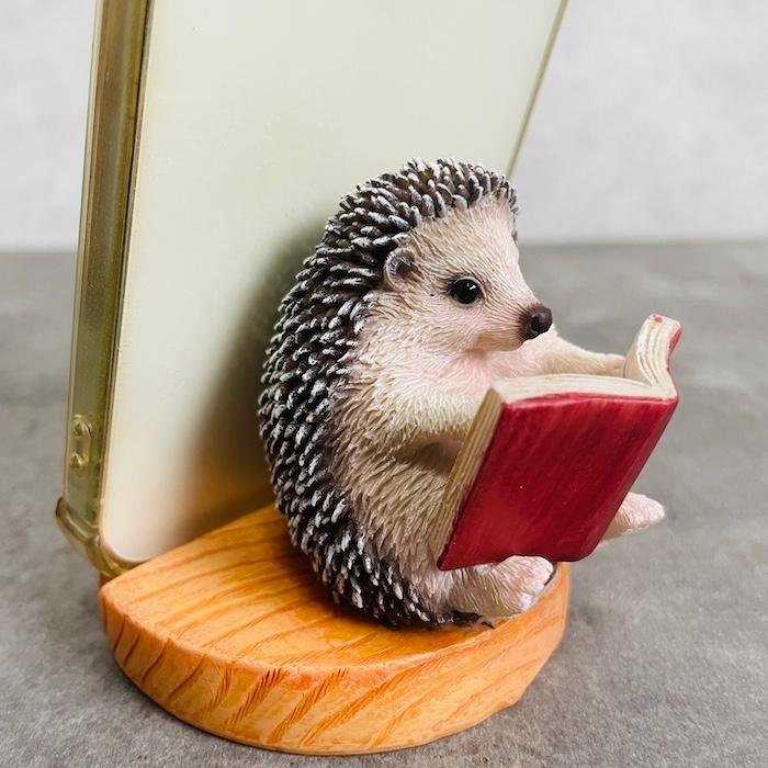スマホスタンド 卓上 おもしろ 動物 本を見るハリネズミ 置物 かわいい