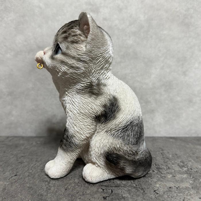 猫の置物 ソーラーランプを右手で持ち上げるサバトラ猫 高さ17cm woobia かわいい動物 おしゃれなインテリア |  | 10