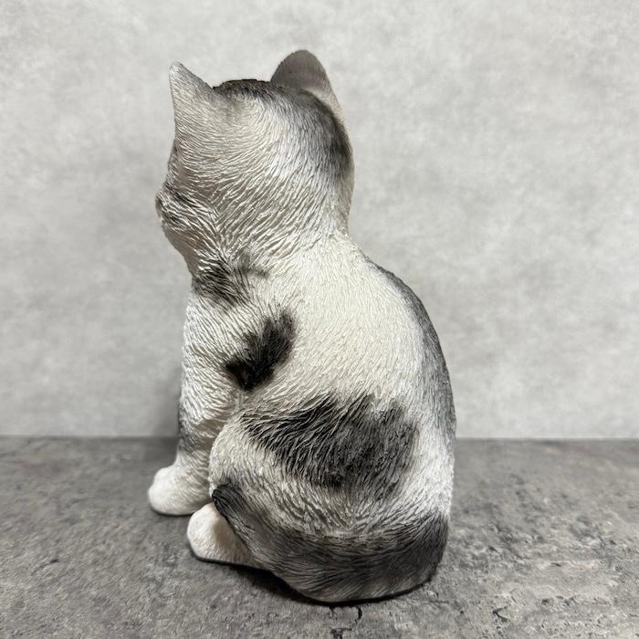 猫の置物 ソーラーランプを右手で持ち上げるサバトラ猫 高さ17cm woobia かわいい動物 おしゃれなインテリア |  | 11
