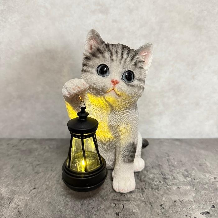 猫の置物 ソーラーランプを右手で持ち上げるサバトラ猫 高さ17cm woobia かわいい動物 おしゃれなインテリア |  | 02