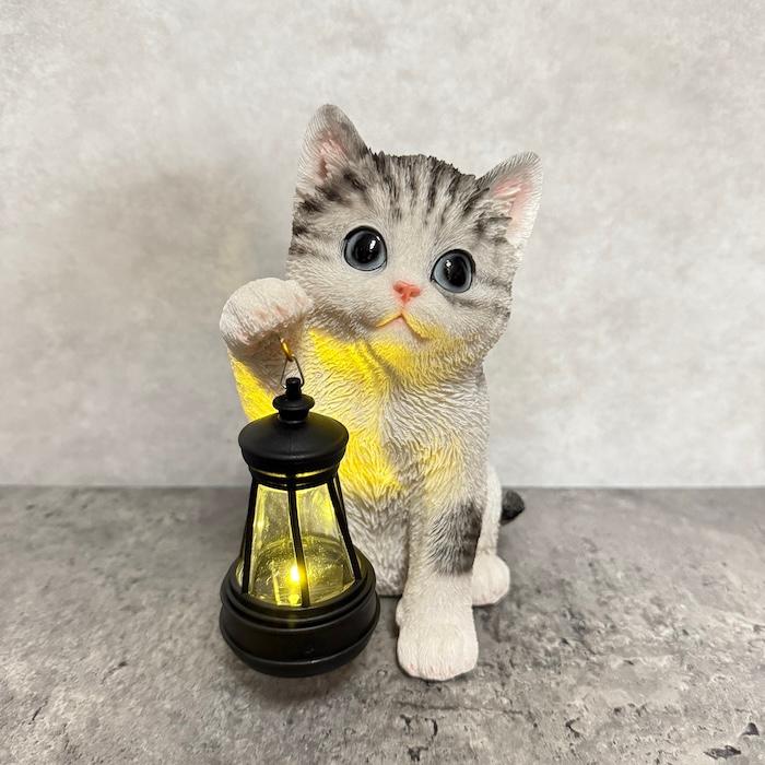 猫の置物 ソーラーランプを右手で持ち上げるサバトラ猫 高さ17cm woobia かわいい動物 おしゃれなインテリア |  | 03