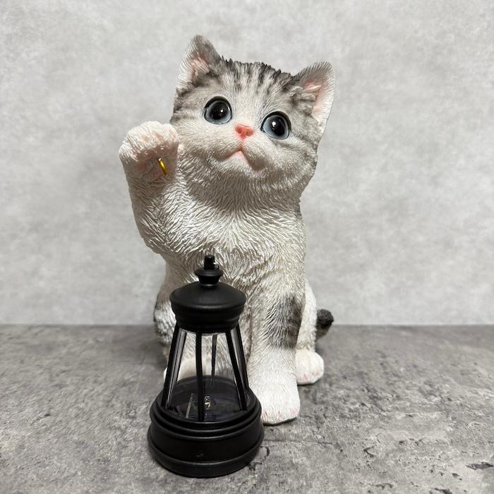 猫の置物 ソーラーランプを右手で持ち上げるサバトラ猫 高さ17cm woobia かわいい動物 おしゃれなインテリア |  | 04