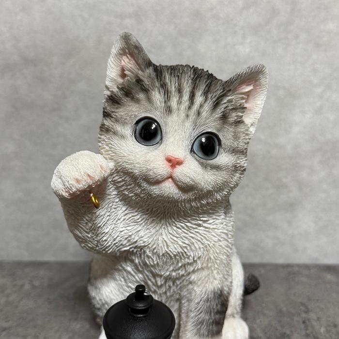 猫の置物 ソーラーランプを右手で持ち上げるサバトラ猫 高さ17cm woobia かわいい動物 おしゃれなインテリア |  | 05