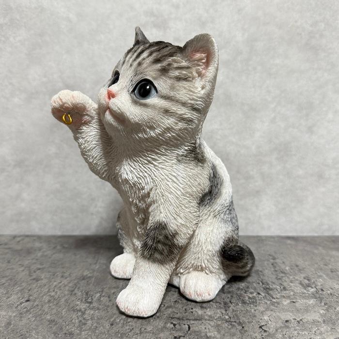 猫の置物 ソーラーランプを右手で持ち上げるサバトラ猫 高さ17cm woobia かわいい動物 おしゃれなインテリア |  | 06