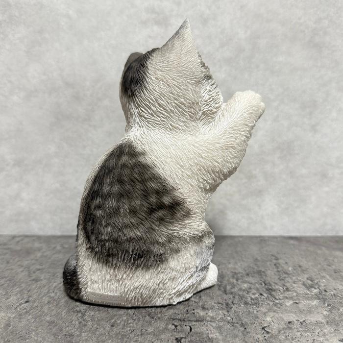 猫の置物 ソーラーランプを右手で持ち上げるサバトラ猫 高さ17cm woobia かわいい動物 おしゃれなインテリア |  | 07