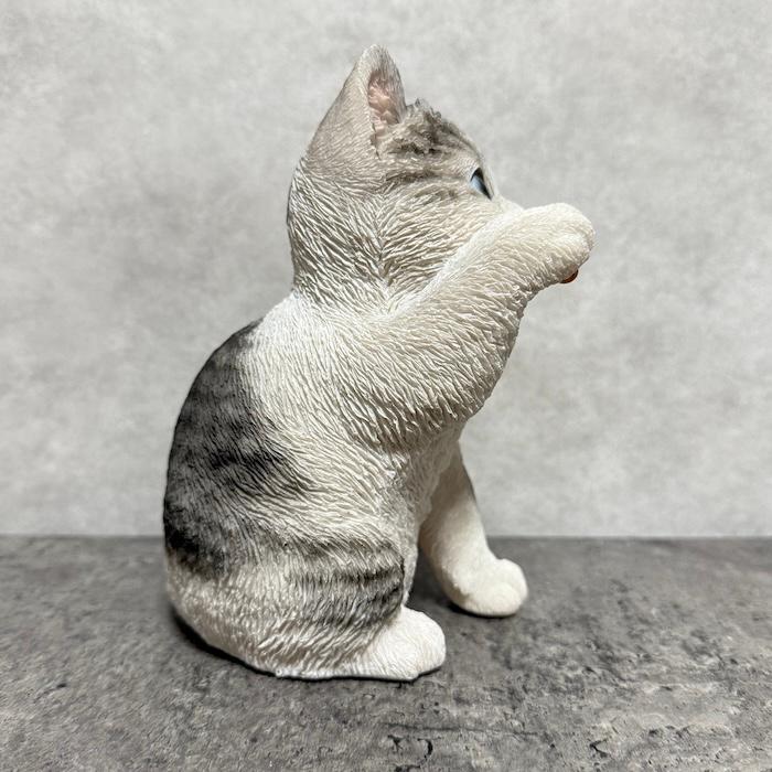 猫の置物 ソーラーランプを右手で持ち上げるサバトラ猫 高さ17cm woobia かわいい動物 おしゃれなインテリア |  | 08