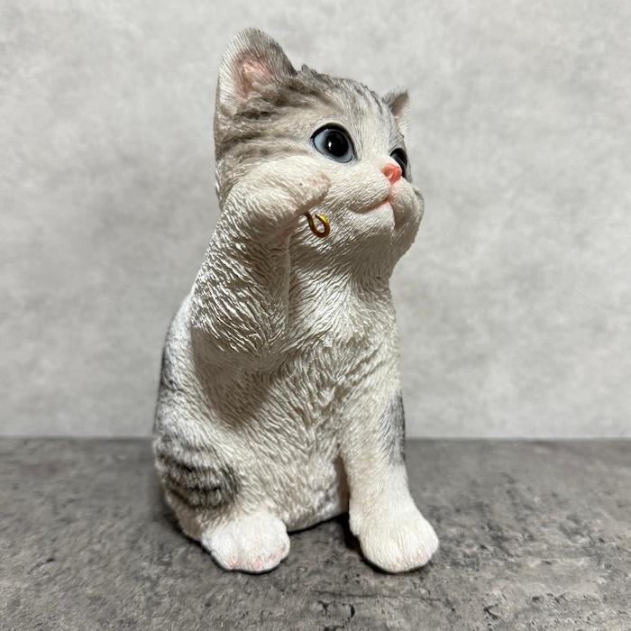 猫の置物 ソーラーランプを右手で持ち上げるサバトラ猫 高さ17cm woobia かわいい動物 おしゃれなインテリア |  | 09