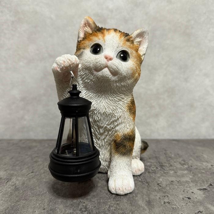 猫の置物 ソーラーランプを右手で持ち上げる三毛猫 高さ17cm woobia かわいい動物 おしゃれなインテリア |  | 05