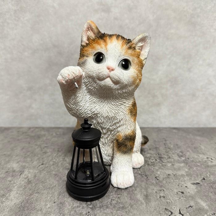 猫の置物 ソーラーランプを右手で持ち上げる三毛猫 高さ17cm woobia かわいい動物 おしゃれなインテリア |  | 06