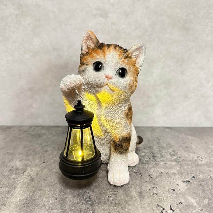 猫の置物 ソーラーランプを右手で持ち上げる三毛猫 高さ17cm woobia かわいい動物 おしゃれなインテリア |  | 02