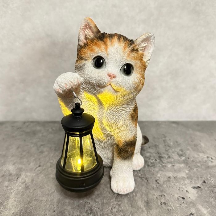 猫の置物 ソーラーランプを右手で持ち上げる三毛猫 高さ17cm woobia かわいい動物 おしゃれなインテリア |  | 03
