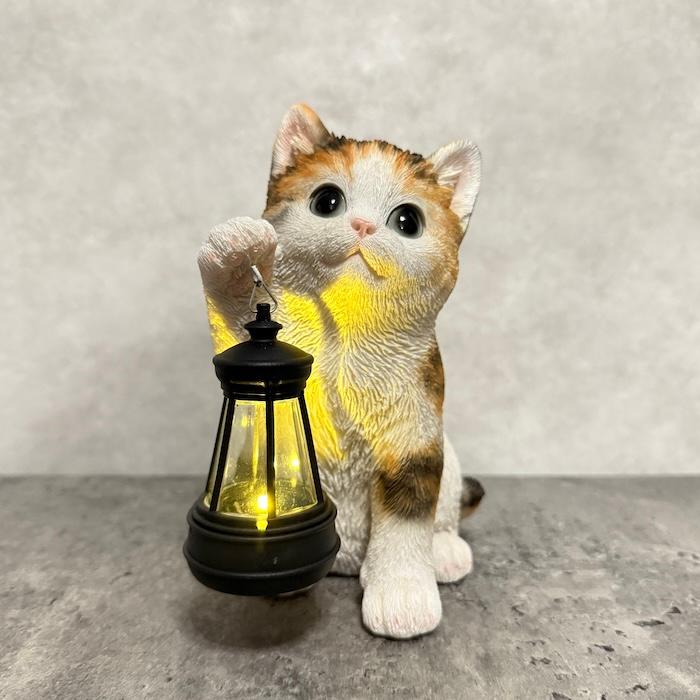 猫の置物 ソーラーランプを右手で持ち上げる三毛猫 高さ17cm woobia かわいい動物 おしゃれなインテリア |  | 04