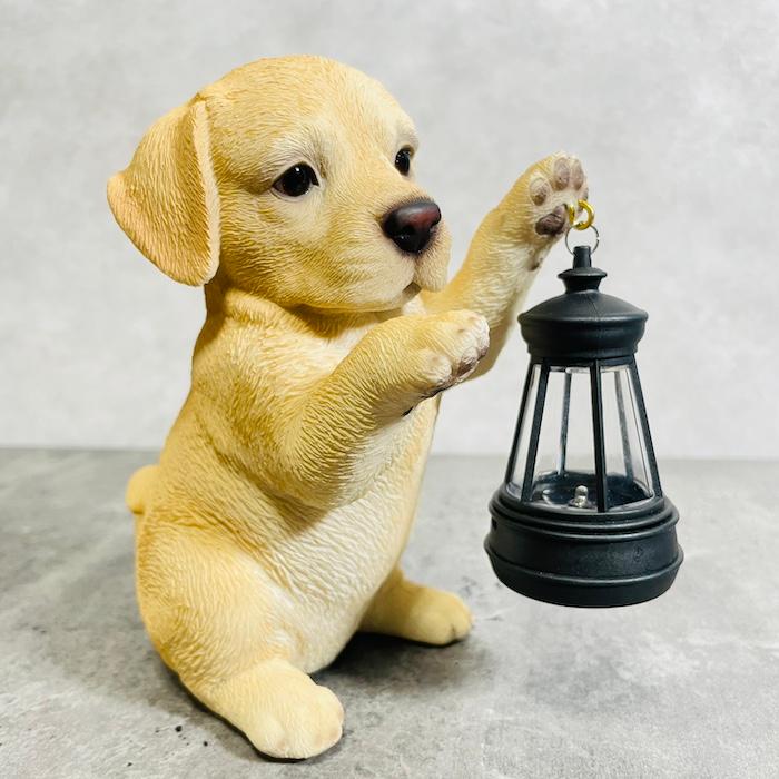 置物 犬 かわいい 動物 ソーラーランプを左手で持ち上げるラブラドールレトリバー おしゃれ 庭 インテリア woobia ウービア |  | 07